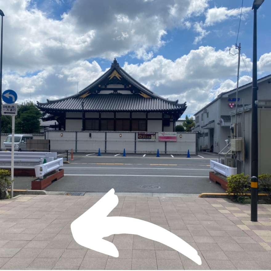 突き当りの蓮慶寺さんを道路を渡らずに左に曲がります。